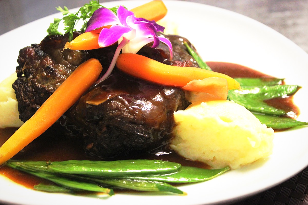 Braised beef with vegetables and mashed potato