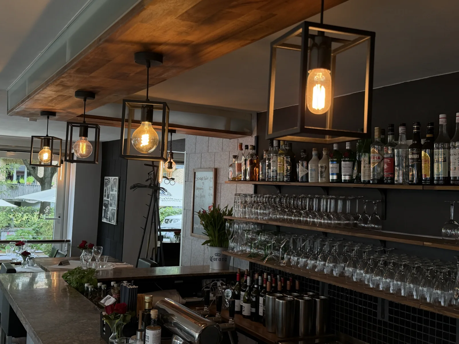 Theke und Tische im Gastraum von Zimmer 34